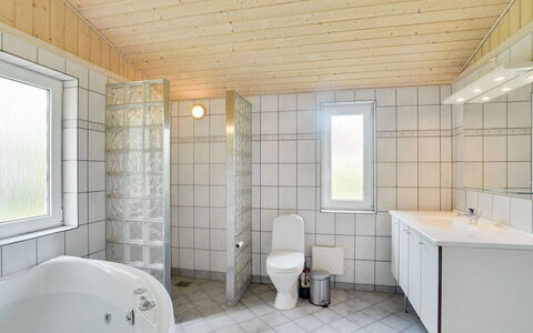 Els - 900M from the Sea: Blau, Strauch, Hütte, Ground, Garten, Estate, Schatten, Landscaping, Bauernhaus, Eco Hotel