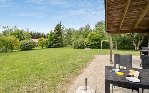 Els - 900M from the Sea: Blau, Strauch, Hütte, Ground, Garten, Estate, Schatten, Landscaping, Bauernhaus, Eco Hotel