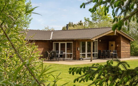 Els - 900M from the Sea: Blau, Strauch, Hütte, Ground, Garten, Estate, Schatten, Landscaping, Bauernhaus, Eco Hotel