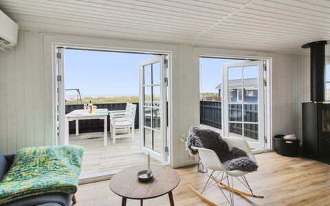 Adina - 50M from the Sea: Holz, Pflanzengemeinschaft, Grundstueck, Schatten, Natürliches Material, Gartenbauten, Schuppen, Outdoor Struktur, Blockhaus