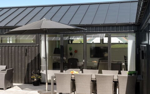 Claus - 500M from the Sea: Dach, Zuhause, Abstellgleis, Schatten, Markise, Deck, Outdoor Struktur, Veranda, Blumentopf, Terrasse