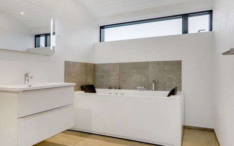 Claus - 500M from the Sea: Flooring, Fussboden, Armatur, Interior Design, Installation, Badewanne, Zapfhahn, Badezimmerschrank, Badezimmer, Zimmer