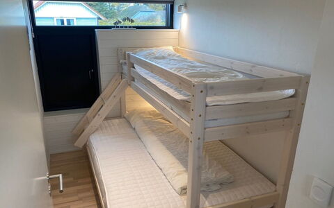Claus - 500M from the Sea: Etagenbett, Holz, Fussboden, Interior Design, Flooring, Schlafzimmer, Bettrahmen, Bett, Zimmer, Wohnheim