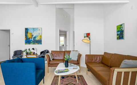 Skammel - 900M from the Sea: Möbel, Interior Design, Couch, Flooring, Fussboden, Wand, Wohnzimmer, Holz, Zimmer, Decke