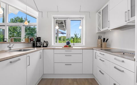 Skammel - 900M from the Sea: Küche, Countertop, Flooring, Küchengerät, Interior Design, Holz, Cabinetry, Major Appliance, Fussboden, Decke