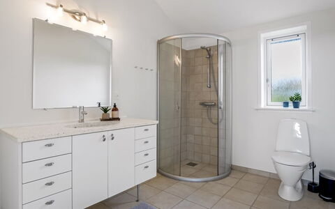 Skammel - 900M from the Sea: Armatur, Interior Design, Flooring, Badezimmer, Fussboden, Badezimmerschrank, Bad Sink, Sinken, Installation, Zapfhahn