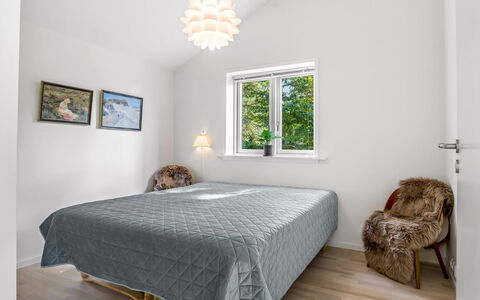 Skammel - 900M from the Sea: Interior Design, Schlafzimmer, Möbel, Bett, Flooring, Holz, Decke, Fussboden, Bedding, Bettdecke