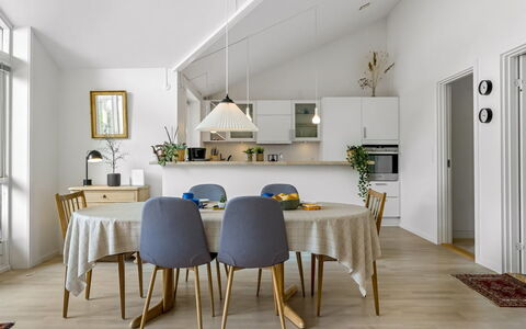 Skammel - 900M from the Sea: Möbel, Interior Design, Flooring, Esszimmer, Stuhl, Fussboden, Küche & Esszimmer Tisch, Tabelle, Holz, Decke