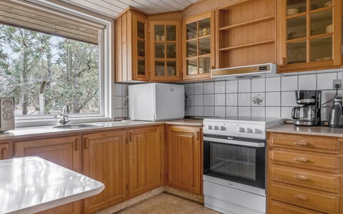 Asmara - 200M from the Sea: Küche, Cabinetry, Flooring, Holz, Küchengerät, Countertop, Interior Design, Major Appliance, Fussboden, Decke
