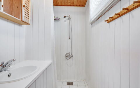 Asmara - 200M from the Sea: Wand, Flooring, Armatur, Fussboden, Badezimmer, Interior Design, Decke, Installation, Zimmer, Zapfhahn