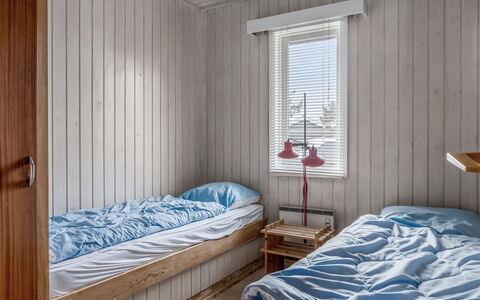 Asmara - 200M from the Sea: Schlafzimmer, Wand, Holz, Flooring, Fussboden, Bett, Interior Design, Bettdecke, Möbel, Bedding
