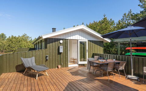 Kristiina - 300M from the Sea: Wohngebiet, Dach, Vorort, Auffahrt, Estate, Kamin