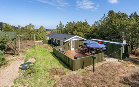 Kristiina - 300M from the Sea: Wohngebiet, Dach, Vorort, Auffahrt, Estate, Kamin