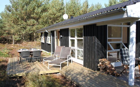 Lieselotte - 400M from the Sea: Dach, Haus, Grundstueck, Zuhause, Hütte, Estate, Gartenbauten, Schatten, Blockhaus, Landscaping