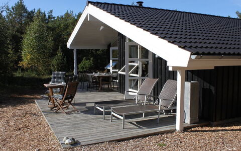 Lieselotte - 400M from the Sea: Dach, Haus, Grundstueck, Zuhause, Hütte, Estate, Gartenbauten, Schatten, Blockhaus, Landscaping