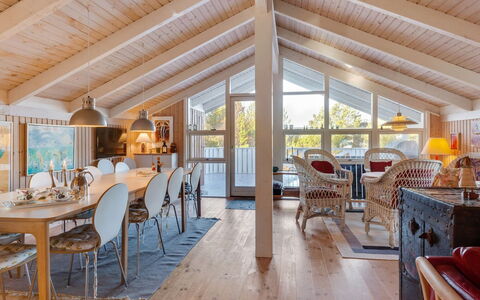 Bille - 200M from the Sea: Holz, Decke, Möbel, Interior Design, Zuhause, Stuhl, Hütte, Strahl, Hartholz, Wohnzimmer