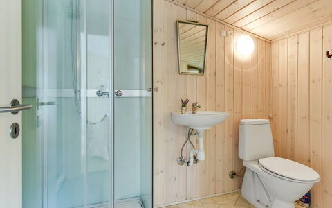 Gangulf - 150M from the Sea: Badezimmer, Armatur, Flooring, Bad Sink, Fussboden, Holz, Interior Design, Toilette, Sinken, Decke