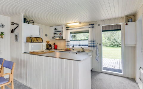 Gangulf - 150M from the Sea: Holz, Decke, Küche, Hartholz, Countertop, Holzbeize, Stuhl, Holzboden, Cabinetry
