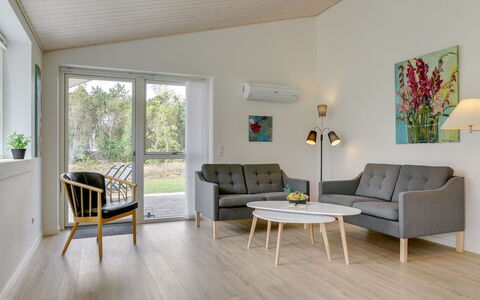 Alona - 250M from the Sea: Möbel, Flooring, Interior Design, Couch, Holz, Fussboden, Wohnzimmer, Holzboden, Decke, Tabelle