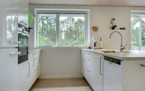 Alona - 250M from the Sea: Flooring, Interior Design, Holz, Countertop, Küche, Fussboden, Decke, Cabinetry, Zuhause, Armatur