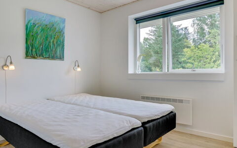 Alona - 250M from the Sea: Holz, Schlafzimmer, Flooring, Fussboden, Interior Design, Bett, Bedding, Bettrahmen, Decke, Bettdecke
