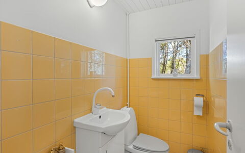 Gorm - 300M from the Sea: Armatur, Flooring, Fussboden, Badezimmer, Interior Design, Sinken, Zapfhahn, Bad Sink, Installation, Toilette