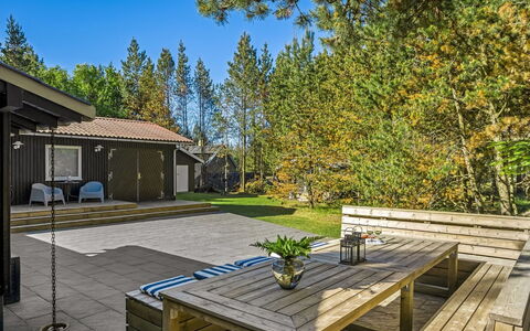 Gorm - 300M from the Sea: Zuhause, Strauch, Grundstueck, Schatten, Hütte, Garten, Ground, Landscaping, Estate, Garten