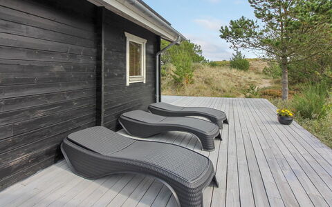 Lewe - 150M from the Sea: Blau, Strauch, Hütte, Ground, Garten, Estate, Schatten, Landscaping, Bauernhaus, Eco Hotel