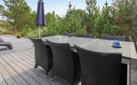 Lewe - 150M from the Sea: Blau, Strauch, Hütte, Ground, Garten, Estate, Schatten, Landscaping, Bauernhaus, Eco Hotel