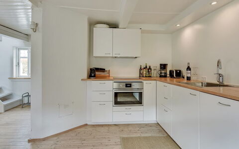 Gunulf - 150M from the Sea: Flooring, Countertop, Küche, Interior Design, Küchengerät, Wand, Fussboden, Holz, Cabinetry, Major Appliance