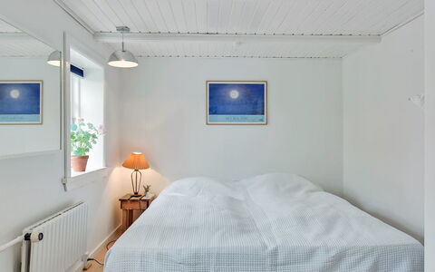 Gunulf - 150M from the Sea: Schlafzimmer, Decke, Bett, Fussboden, Interior Design, Flooring, Bettdecke, Bedding, Möbel, Zimmer