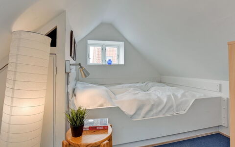 Gunulf - 150M from the Sea: Wand, Flooring, Interior Design, Fussboden, Holz, Decke, Schlafzimmer, Möbel, Bett, Zimmer