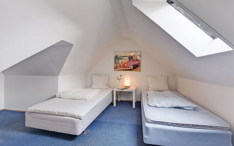 Gunulf - 150M from the Sea: Schlafzimmer, Bett, Fussboden, Interior Design, Bedding, Bettdecke, Decke, Zimmer, Dachboden, Bettrahmen