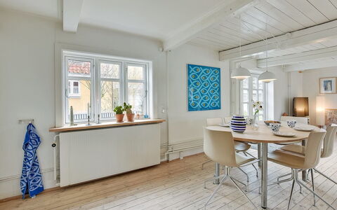 Gunulf - 150M from the Sea: Möbel, Flooring, Interior Design, Fussboden, Holz, Holzboden, Decke, Tabelle, Esszimmer, Wohnung