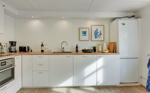 Gunulf - 150M from the Sea: Küche, Küchengerät, Countertop, Möbel, Cabinetry, Flooring, Major Appliance, Interior Design, Holz, Haushaltsgerät