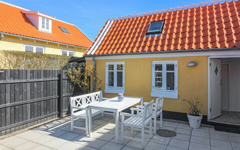 Gunulf - 150M from the Sea: Haus, Zuhause, Dach, Tür, Verbundwerkstoff, Schatten, Hütte, Estate, Garten, Veranda