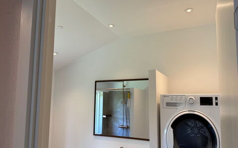 Kia - 80M from the Sea: Interior Design, Wand, Decke, Flooring, Beleuchtung, Fussboden, Light Fixture, Zimmer, Zuhause, Waschmaschine