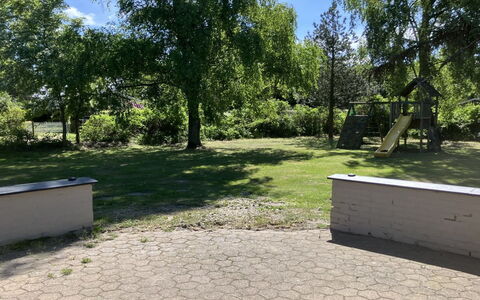 Kia - 80M from the Sea: Baum, Gras, Strauch, Garten, Grundstueck, Schatten, Rasen, Hinterhof, Landscaping, Garten