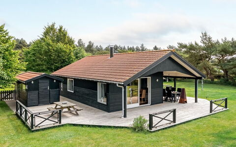 Allie - 150M from the Sea: Dach, Haus, Zuhause, Hütte, Abstellgleis, Estate, Auffahrt, Gartenbauten, Garten, Schuppen
