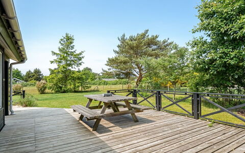 Allie - 150M from the Sea: Dach, Haus, Zuhause, Hütte, Abstellgleis, Estate, Auffahrt, Gartenbauten, Garten, Schuppen