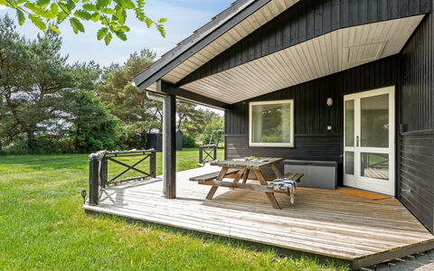 Allie - 150M from the Sea: Dach, Haus, Zuhause, Hütte, Abstellgleis, Estate, Auffahrt, Gartenbauten, Garten, Schuppen
