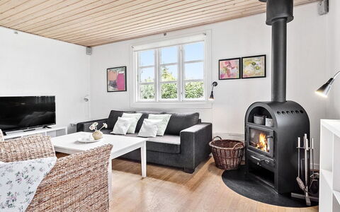 Skrolan - 200M from the Sea: Möbel, Flooring, Interior Design, Holz, Fussboden, Wohnzimmer, Decke, Zimmer, Couch, Zuhause