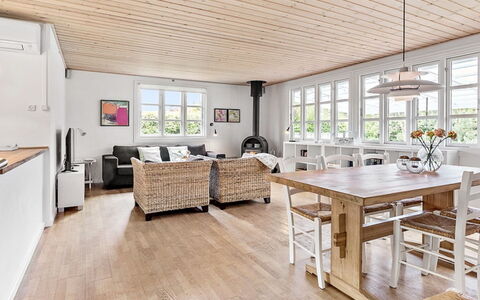 Skrolan - 200M from the Sea: Möbel, Flooring, Interior Design, Fussboden, Holz, Holzboden, Decke, Tabelle, Küche & Esszimmer Tisch, Wohnzimmer