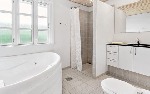 Skrolan - 200M from the Sea: Flooring, Armatur, Interior Design, Fussboden, Badezimmer, Decke, Installation, Zapfhahn, Sinken, Zuhause