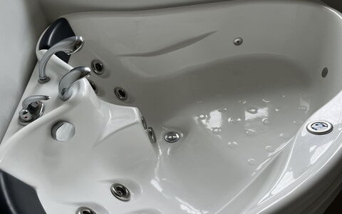 Skrolan - 200M from the Sea: Badewanne, Armatur, Jacuzzi, Installation, Badezimmer