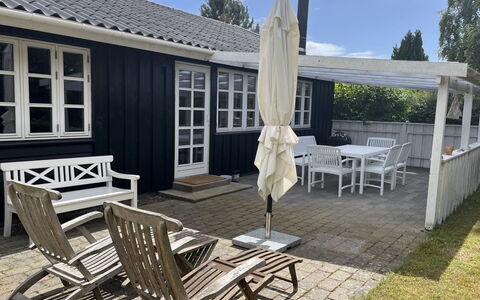 Skrolan - 200M from the Sea: Gartenmöbel, Möbel, Zuhause, Tisch Im Freien, Dach, Schatten, Stuhl, Veranda, Tür, Terrasse