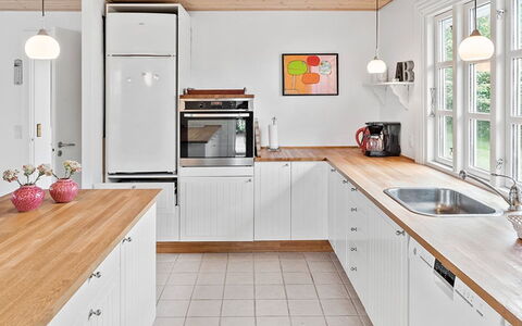 Skrolan - 200M from the Sea: Küche, Countertop, Küchengerät, Flooring, Interior Design, Cabinetry, Holz, Major Appliance, Fussboden, Möbel