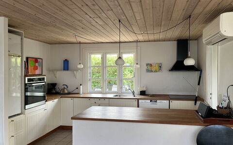 Skrolan - 200M from the Sea: Flooring, Küche, Countertop, Interior Design, Holz, Möbel, Decke, Fussboden, Light Fixture, Holzboden