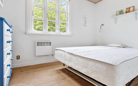 Skrolan - 200M from the Sea: Holz, Flooring, Fussboden, Möbel, Interior Design, Schlafzimmer, Bett, Holzboden, Linens, Zimmer
