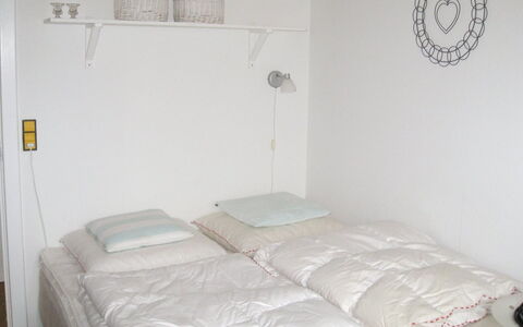 Skrolan - 200M from the Sea: Bett, Schlafzimmer, Möbel, Bedding, Bettdecke, Interior Design, Linens, Fussboden, Textil, Zimmer
